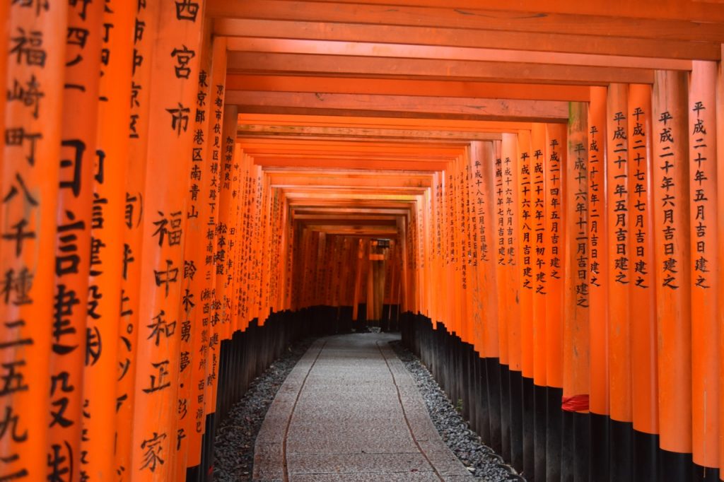 De duizenden torii van de Fushimi Inari tempel