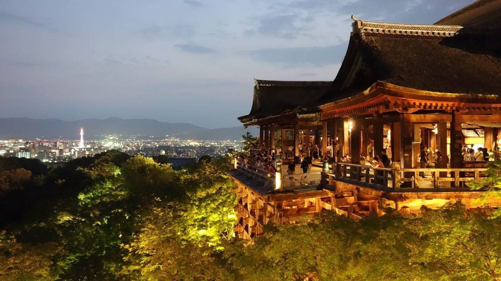 utizicht over Kyoto vanaf de Kiyomizu tempel
