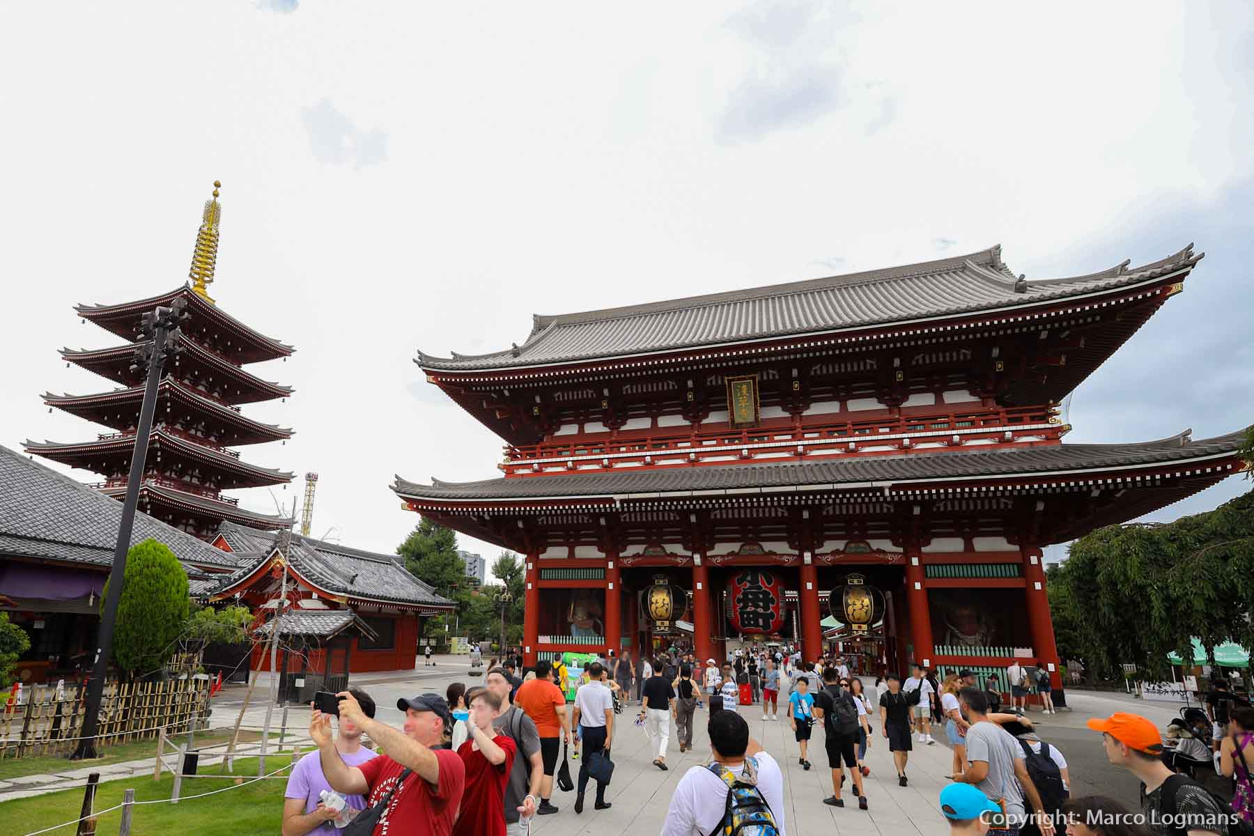 De grote sanmon poort van Sensō-ji in Tōkyō. Volgens de legende werd de Sensō-ji gesticht in 628